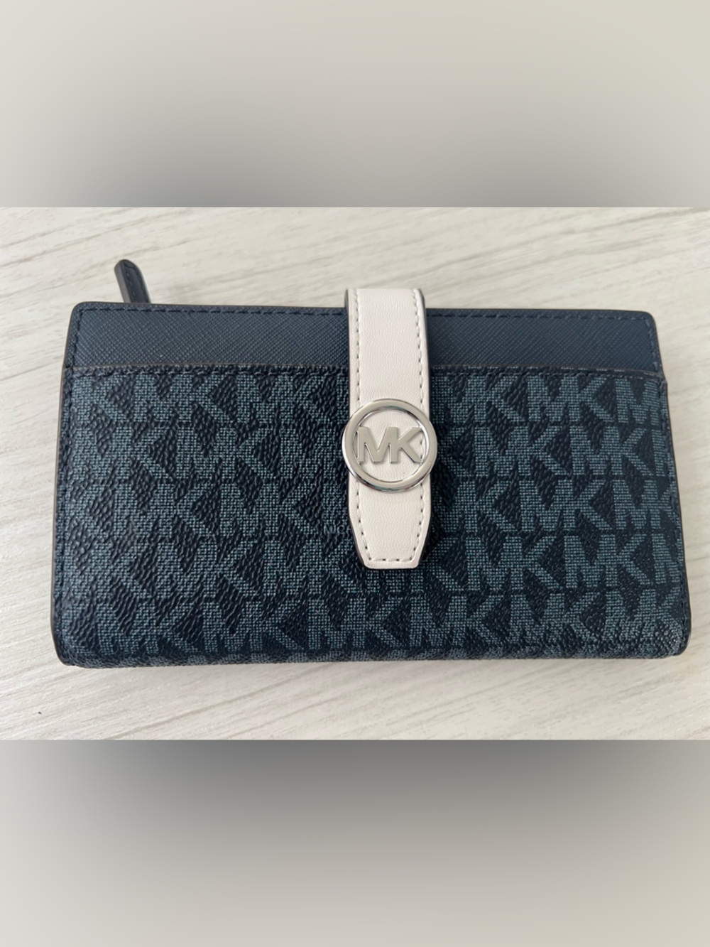 Michael Kors Greenwich Medium Signature Logo Wallet